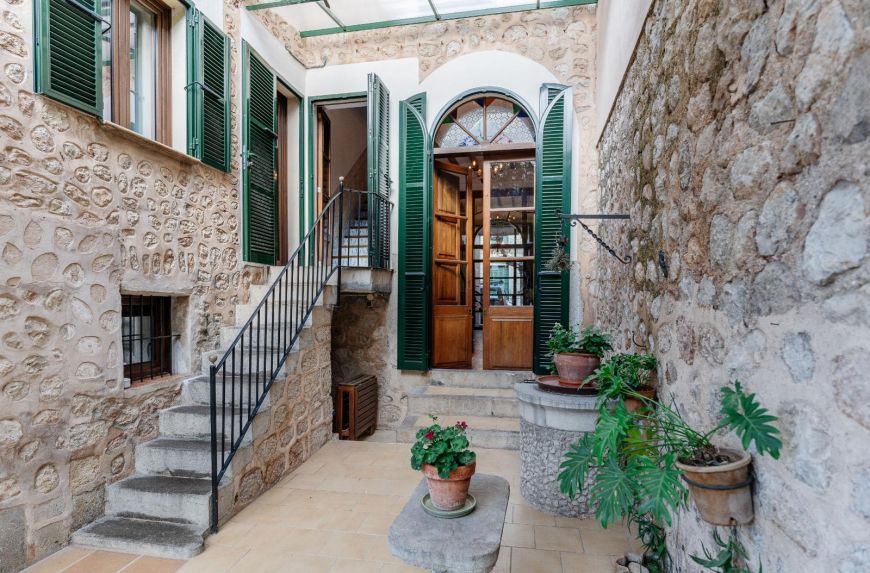 Entrada desde el patio